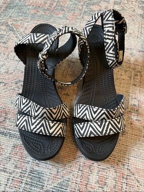 CROCS Leigh II Ankle Strap Wedge Sandals Size 8